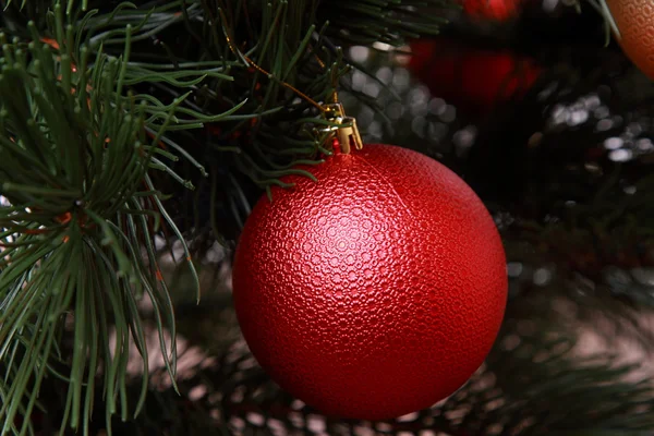 Bola vermelha na árvore de Natal — Fotografia de Stock