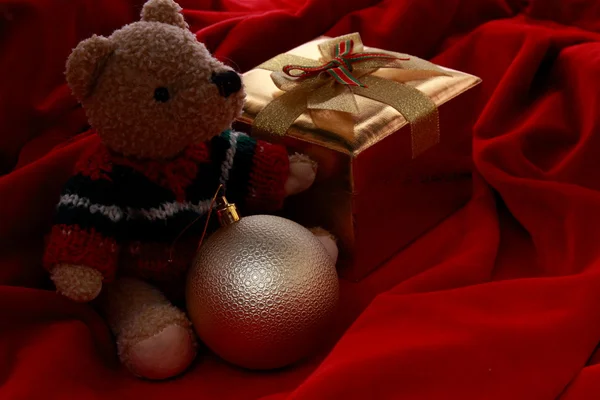 Caja de regalo y oso de peluche — Foto de Stock