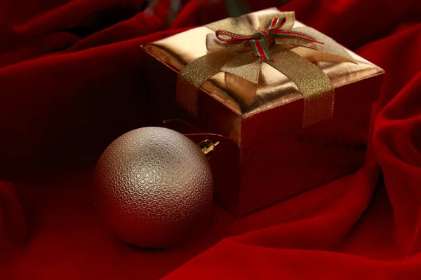 Caja de regalo y decoraciones —  Fotos de Stock