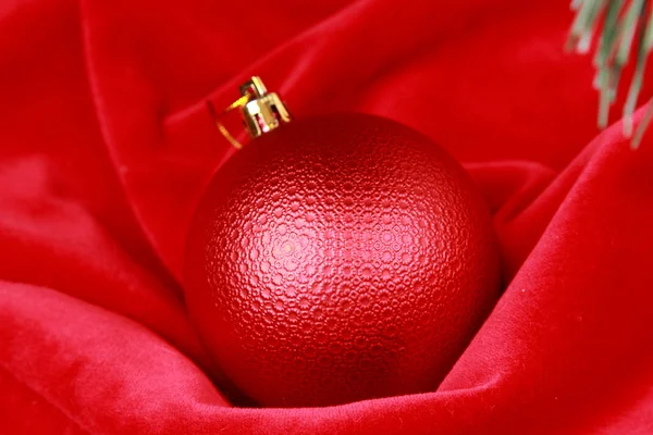 クリスマスツリー上の赤いボール — ストック写真