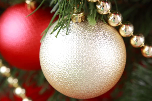 Bola en el árbol de Navidad — Foto de Stock