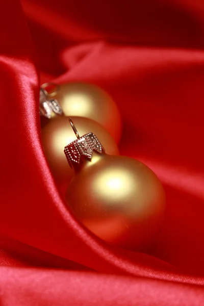 Золотые шарики на Рождество — стоковое фото