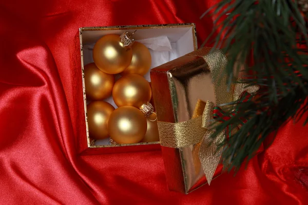 Coffret cadeau avec boules de Noël dorées — Photo