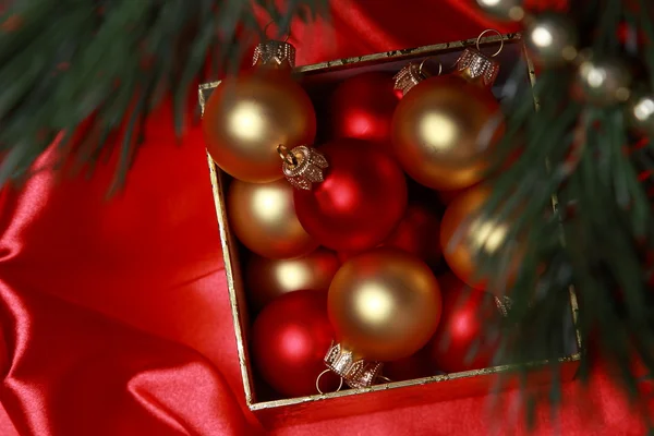 Coffret cadeau avec boules de Noël dorées — Photo