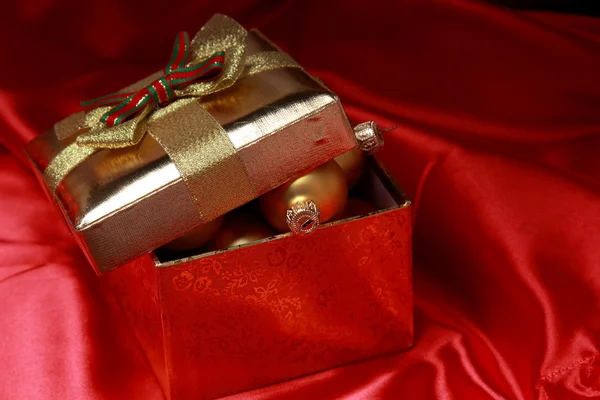 Coffret cadeau avec boules de Noël dorées — Photo