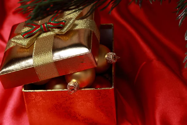 Geschenkbox mit goldenen Weihnachtskugeln — Stockfoto