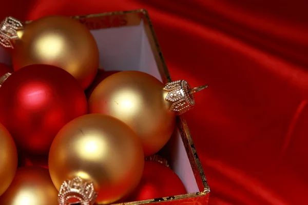 Coffret cadeau avec boules de Noël dorées — Photo