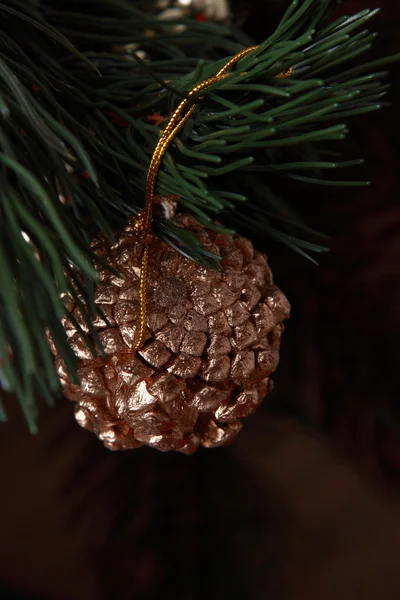 Kerstmis gouden dennenappel — Stockfoto