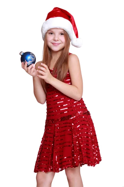 Niña sosteniendo la bola de Navidad — Foto de Stock