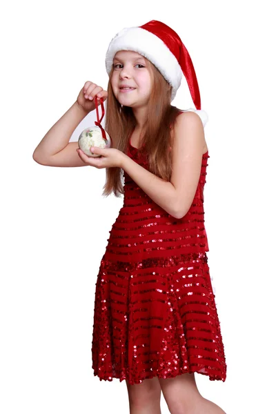 Niña sosteniendo la bola de Navidad — Foto de Stock