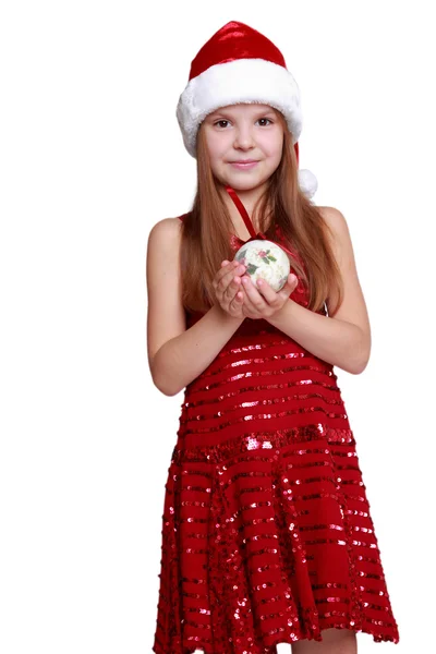 Niña sosteniendo la bola de Navidad — Foto de Stock