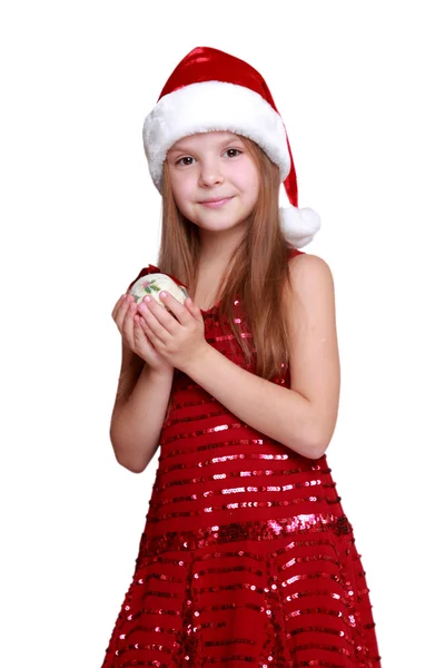 Niña sosteniendo la bola de Navidad — Foto de Stock