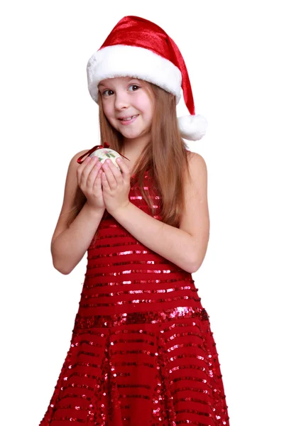 Niña sosteniendo la bola de Navidad — Foto de Stock