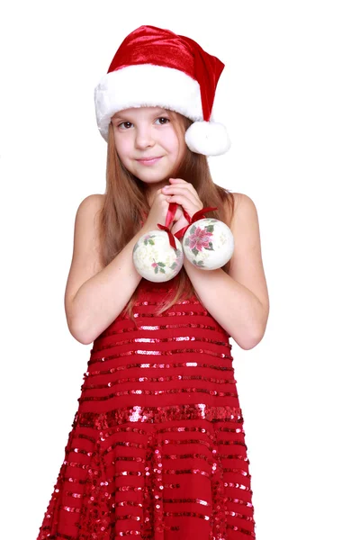 Дошкольная девочка держит в руках рождественское украшение — стоковое фото