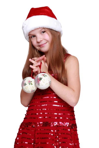 Menina pré-escolar segurando decoração de Natal em mãos — Fotografia de Stock