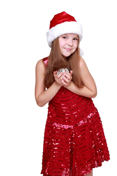 Chica sosteniendo la decoración de Navidad en las manos — Foto de Stock