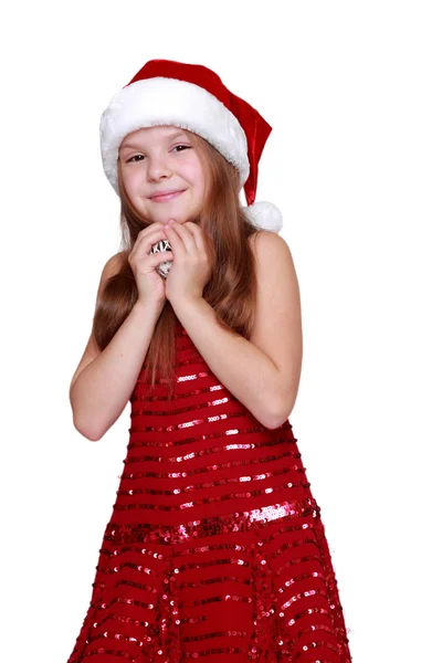 Flicka håller Juldekoration i händer — Stockfoto