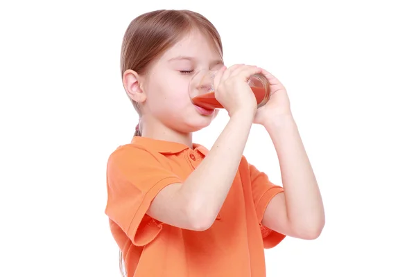 Klein meisje drinken tomatensap — Stockfoto