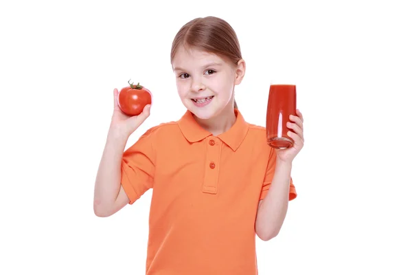 Маленька дівчинка п'є томатний сік — стокове фото