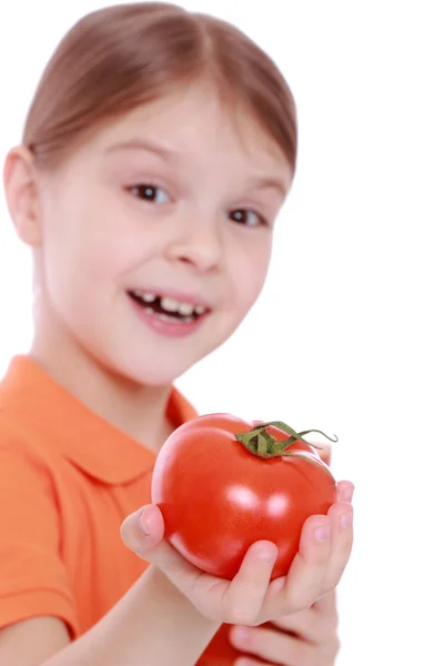Niña sosteniendo tomate rojo —  Fotos de Stock