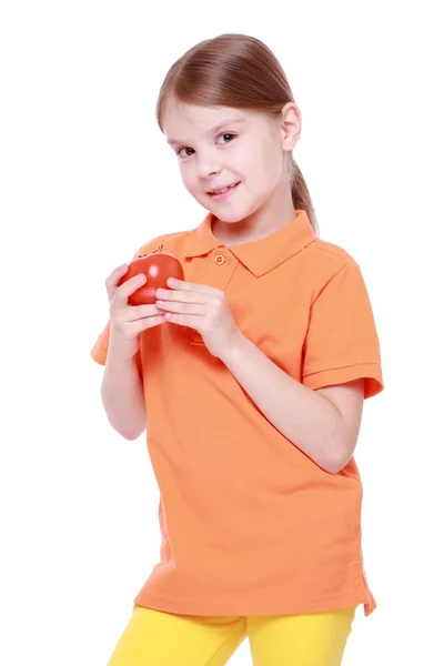 Malá dívka hospodářství červené rajče — Stock fotografie