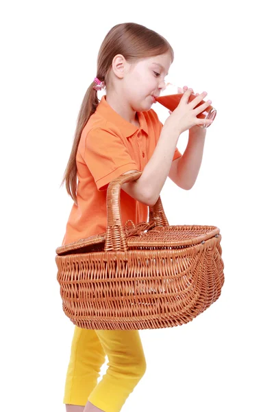 Bambina che beve succo di pomodoro — Foto Stock