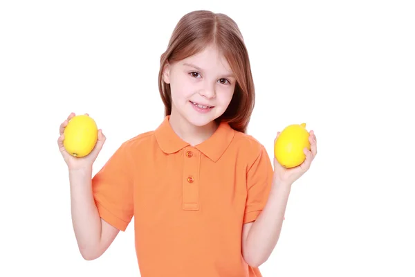 Bambina con limoni — Foto Stock