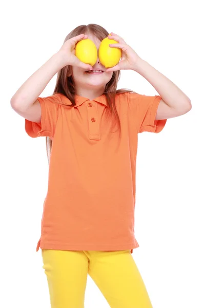Kleines Mädchen mit Zitronen — Stockfoto