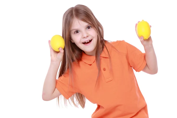 Niña con limones —  Fotos de Stock