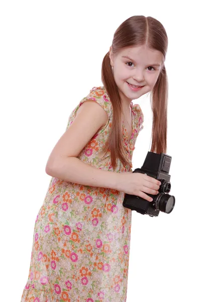 Młoda dziewczyna trzyma pewien starodawny aparat fotograficzny — Zdjęcie stockowe
