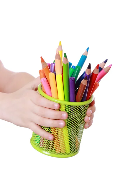 Χρωματιστά μολύβια στα χέρια του κοριτσιού — Φωτογραφία Αρχείου