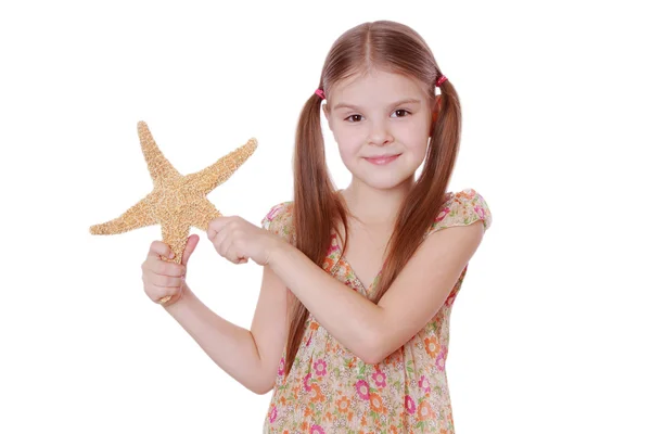 Little girl holds a large sea star — Stock Photo, Image
