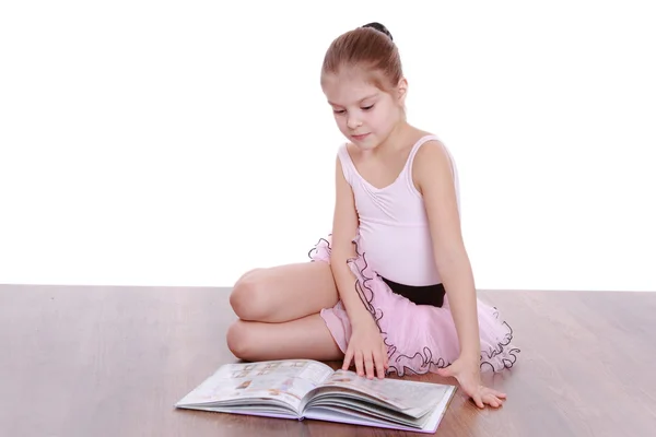 Malá baletka s knihou — Stock fotografie