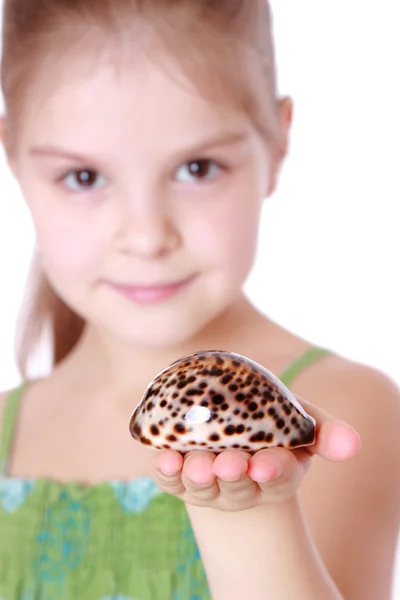 Ragazza con una bella conchiglia — Foto Stock