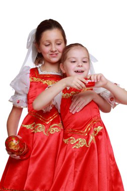 geleneksel Matruşka bebek tutan kızlar
