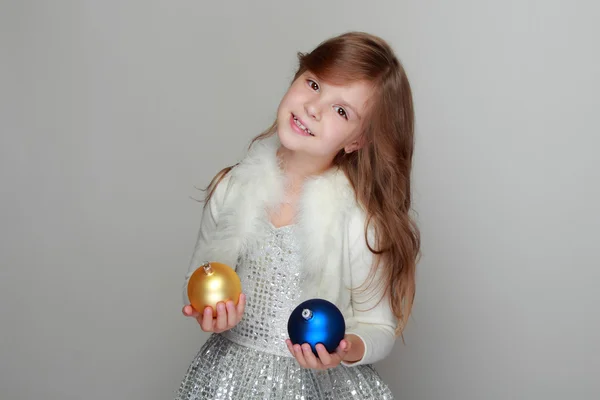 Menina segurando bolas de Natal — Fotografia de Stock