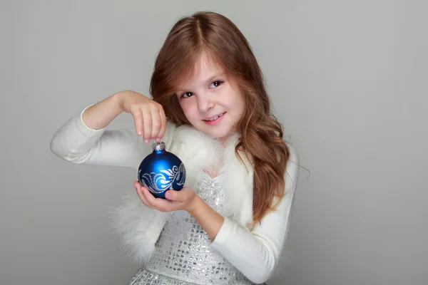 Dívka drží Vánoční dekorace — Stock fotografie