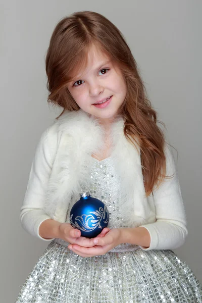Flicka som håller en Juldekoration — Stockfoto