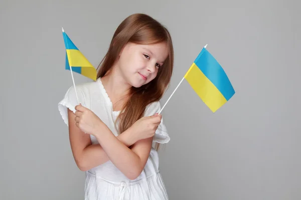 Petite fille tenant des drapeaux ukrainiens — Photo