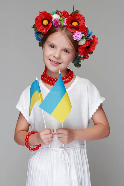 Fille tenant des drapeaux de l'Ukraine — Photo