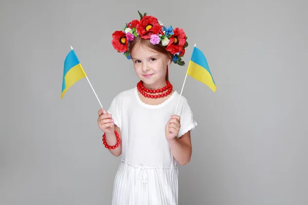 Fille tenant des drapeaux de l'Ukraine — Photo