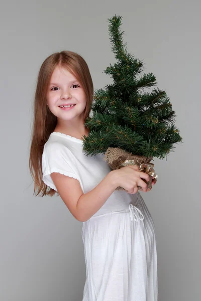 Petite fille avec un arbre de Noël — Photo