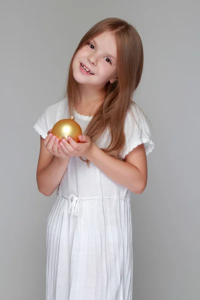 Kis lány játszik labda karácsony — Stockfoto