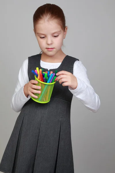 Menina segurando canetas coloridas de feltro — Fotografia de Stock