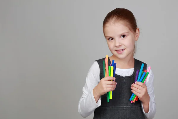 Girl holding colored felt-tip pens — Stock Photo, Image