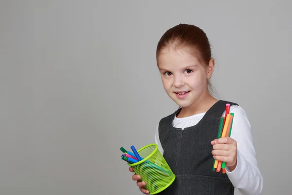 Menina segurando canetas coloridas de feltro — Fotografia de Stock