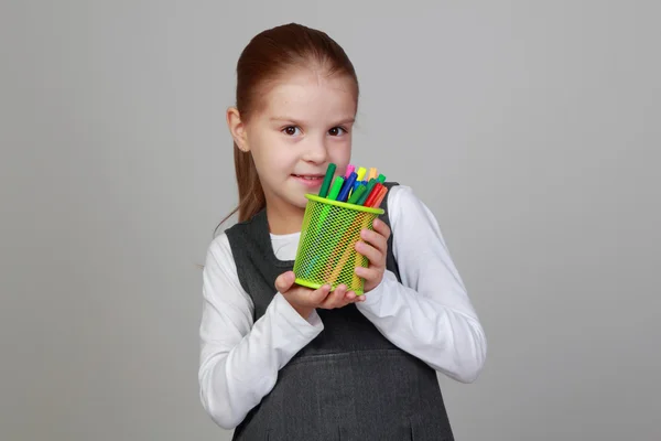 Menina segurando canetas coloridas de feltro — Fotografia de Stock