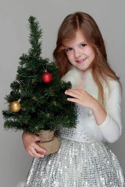 Ребенок с рождественскими украшениями — стоковое фото