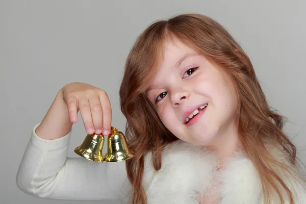 クリスマスの鐘を保持している小さな女の子 — ストック写真
