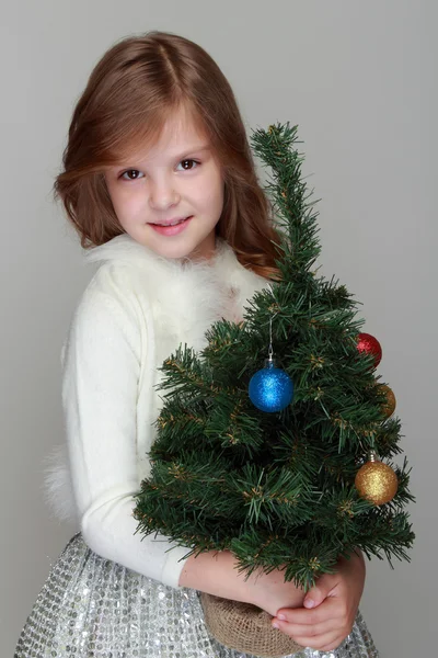 Chica cerca del árbol de año nuevo Imagen De Stock